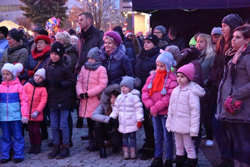 Chrzanów. Burmistrz Robert Maciaszek ze św. Mikołajem rozświetlili choinkę na Rynku [ZDJĘCIA]