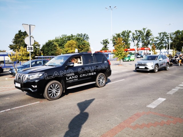 W sobotę 31 sierpnia przez CH Bielawy w Toruniu można było zobaczyć kilkadziesiąt starych samochodów, które przyjechały do naszego miasta z całej Polski. Pojazdy mają 30-, 40-, a nawet 60- i 70 -lat.Na parkingu przed centrum handlowym w Toruniu zaparkowały m.in. kultowe amerykańskie auta znane z hollywoodzkich filmów z lat 60-tych i 70-tych. Pojawiły się także samochody terenowe oraz ciężarówki, polskie klasyki z PRL-u oraz motocykle.Akcja miała nie tylko wymiar rozrywkowy. W trakcie pokazu prowadzona była zbiórka datków. Pieniądze przeznaczone zostaną na budowę domu dla Hospicjum Nadzieja w Toruniu, które opiekuje się osobami do 18 roku życia cierpiącymi na nieuleczalne choroby. Aby powstał obiekt opiekuńczy trzeba zebrać ponad 4 miliony złotych.