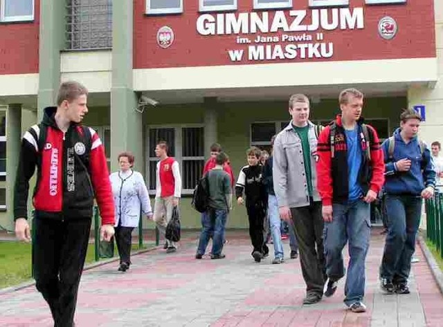 Dziś miasteckie gimnazjum wygląda już inaczej. Na przerwach spokoju pilnują ochroniarze, podczas lekcji nie ma już wałęsających się po holach uczniów innych szkół.