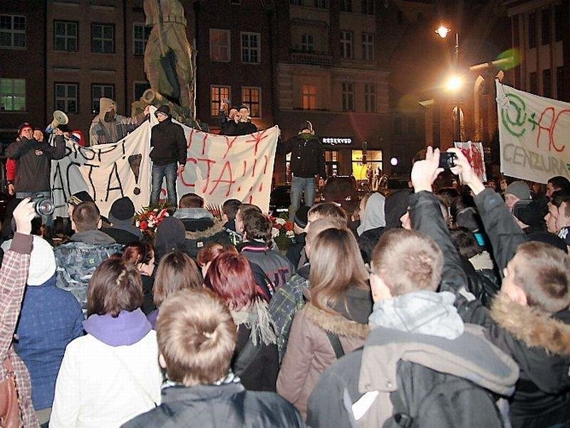 Około 400 osób, głównie młodych, zebrało się na Rynku...