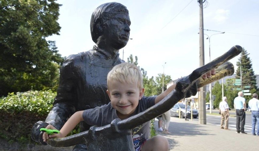 Rocznica odsłonięcia pomnika Edwarda Jancarza: przyozdabiano go, dewastowano, chciano przenosić, a on nadal jest z nami