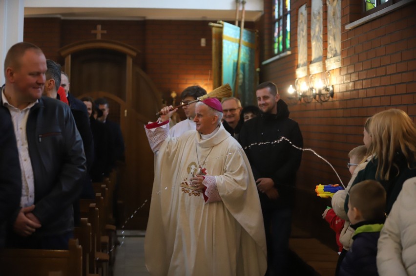 Ksiądz biskup Marian Florczyk po zakończeniu mszy pokropił...