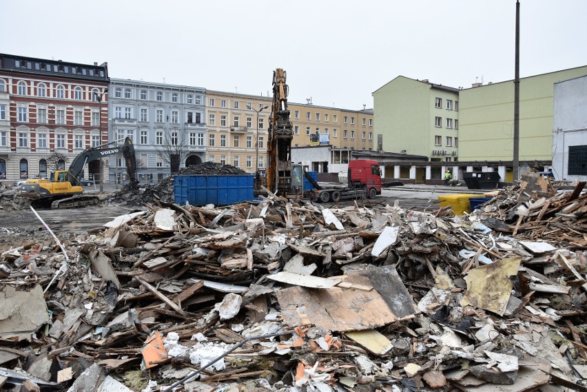 Centrum przesiadkowe Opole Główne. Trwają prace rozbiórkowe...