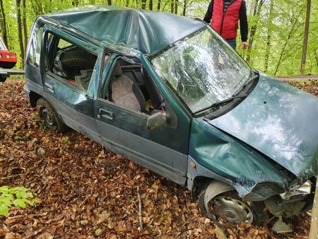 Do zdarzenia doszło na drodze koło Starnina (powiat kołobrzeski). Samochód osobowy marki Daewoo wypadł z drogi i dachował.