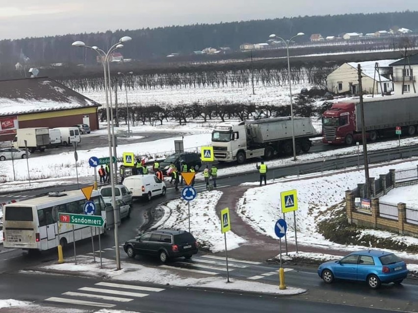 AGRO powstanie 2019 w Świętokrzyskiem. We wtorek rolnicy blokowali ważne skrzyżowanie dróg krajowych 9 i 79