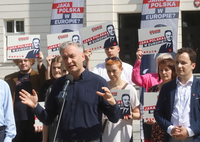 - Proponujemy deglomerację, dlaczego Ministerstwo Obrony Narodowej nie może być w Radomiu? Tu można przenieść urząd marszałkowski lub sejmik wojewódzki - przekonywał Robert Biedroń podczas wizyty w Radomiu.