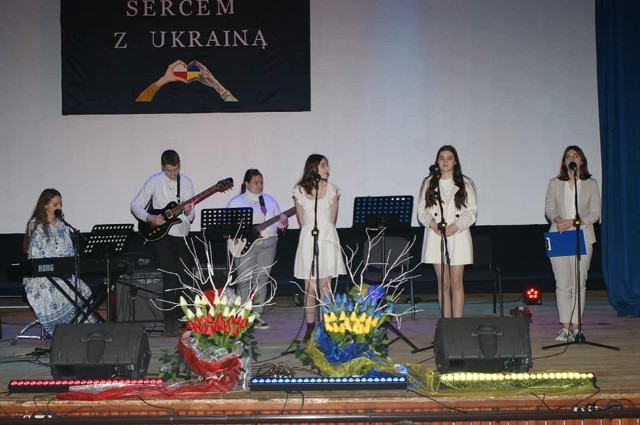 Młodzież z Zespołu Szkół numer 1 w Przysusze zorganizowała koncert "Sercem z Ukrainą".