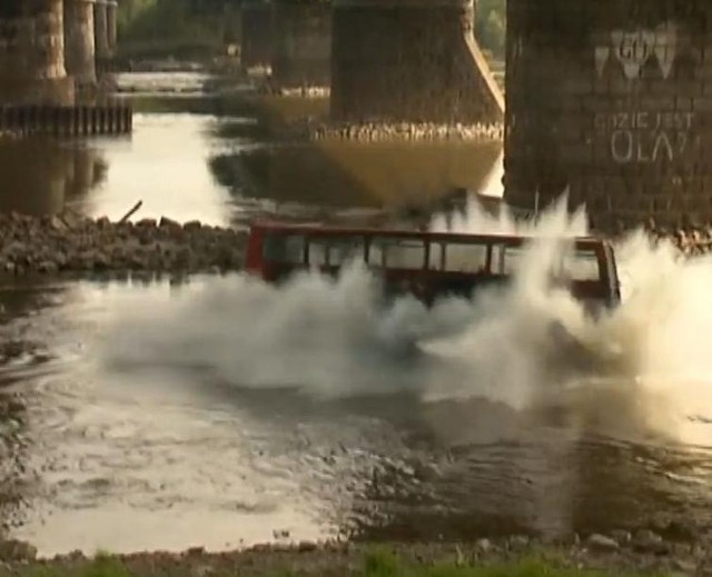 Autobus spada z mostu do rzeki - w Warszawie kręcili scenę bollywoodzkiej produkcji &amp;quot;Kick&amp;quot;