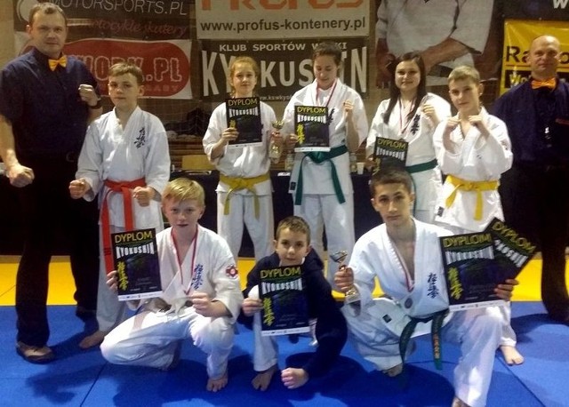 Medalowa reprezentacja Ostrołęckiego Klubu Karate Kyokushin.