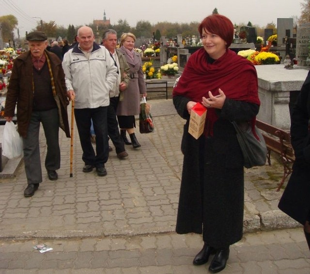 - Szydłowianie nie żałowali grosza na ratowanie cmentarnych zabytków &#8211; mówi kwestująca Agnieszka Klepaczewska z Szydłowieckiego Centrum Kultury i Sportu &#8211; Zamek. 