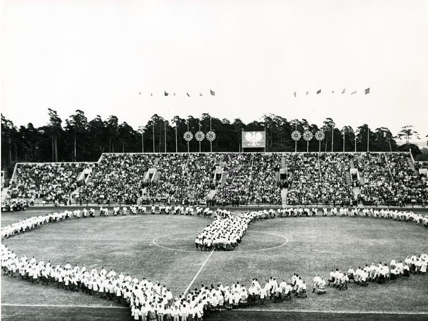 2.09.1973 rok - dożynkowe pokazy taneczne na stadionie...