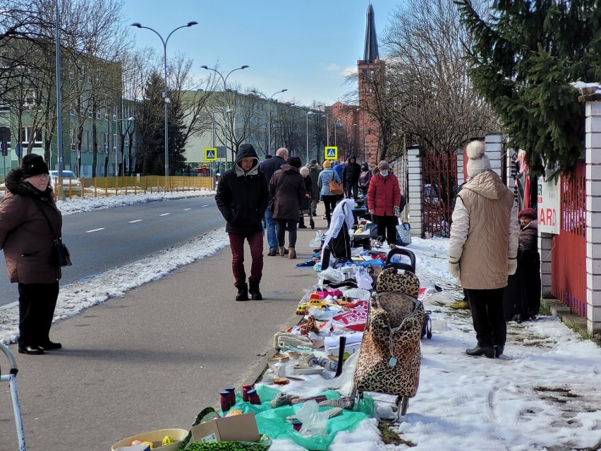 Białystok. Ubrania, zabawki, obuwie, a nawet popiersie Faraona. Zobacz, co jeszcze można było kupić na giełdzie staroci [ZDJĘCIA]