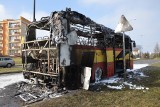 Pożar autobusu na ul. Jana Pawła II w Żarach. Pojazd całkowicie spłonął, na miejscu dwa zastępy strażaków i policja. Są utrudnienia w ruchu