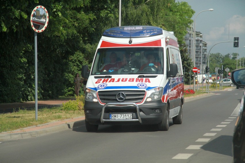 Wypadek w Tarnobrzegu. Po zderzeniu opla i audi trzy osoby przewieziono do szpitala (ZDJĘCIA)