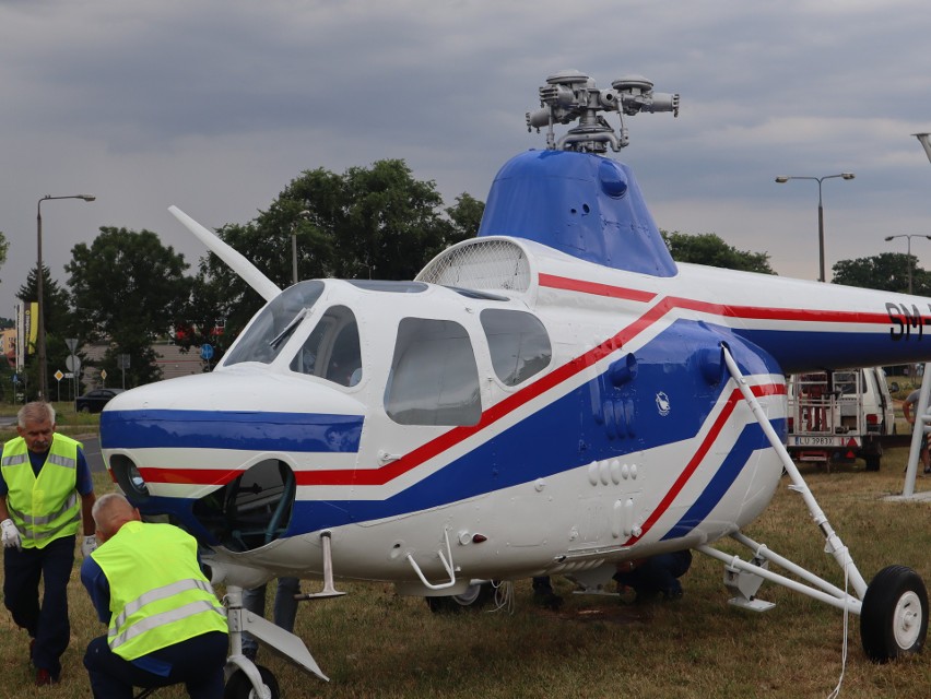 Słynny świdnicki helikopter w poniedziałek wrócił na rondo przy al. Lotników Polskich. Zobacz zdjęcia 