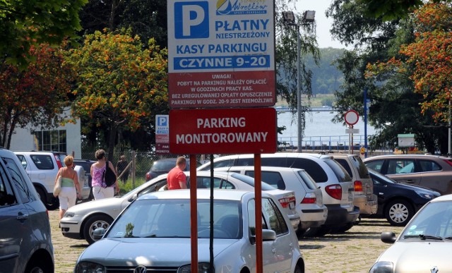 W sezonie parking przy Słonecznym Wrotkowie jest wypełniony autami. Nawet w poniedziałek nie było tu łatwo zaparkować. W niedzielę zaś pękał w szwach, jak relacjonował nasz Czytelnik.