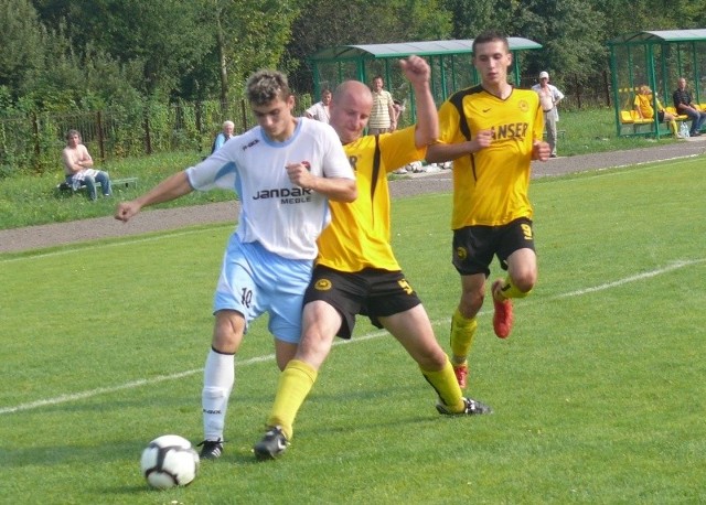 Marcin Dynarek (z lewej) strzelec drugiego gola dla Jandaru, walczy o piłkę z Tomaszem Siweckim. W głębi Michał Krakowiak.
