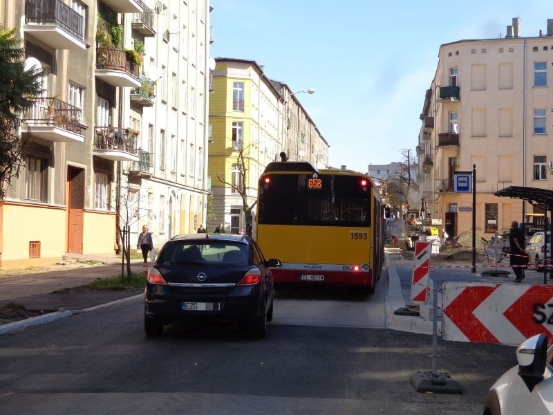 Autobus zatrzymujący się na przystanku blokuje przejazd...