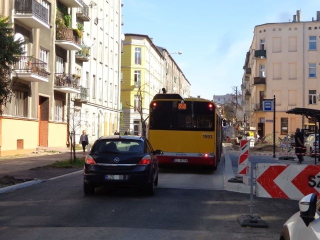 Autobus zatrzymujący się na przystanku blokuje przejazd innych aut.