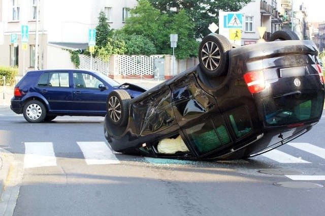Wypadek w Kaliszu. W piątek przed godziną 7 rano na skrzyżowaniu ulic Pułaskiego i Ułańskiej zderzyły się dwa samochody osobowe. Jeden z pojazdów koziołkował i wylądował na dachu. Chociaż całe zdarzenie wyglądało bardzo groźnie, nikt poważnie nie ucierpiał. Kierowca auta, które dachowało, ma rozciętą rękę. Mężczyzna został opatrzony na miejscu.Przejdź do kolejnego zdjęcia --->