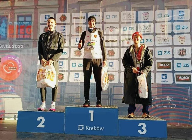 Łukasz Woźniak ze Strawczyna wygrał 19. Krakowski Bieg Sylwestrowy.