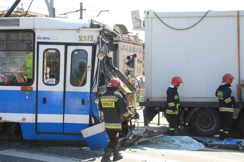 Wypadek tramwaju na Żmigrodzkiej. Wagon się zapalił. Dwanaście osób rannych [ZDJĘCIA]