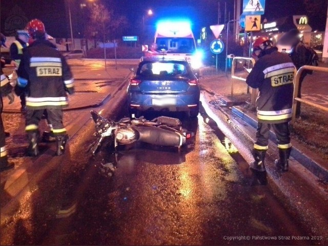 Jedna osoba została poszkodowana w wypadku, do którego doszło w Chojnicach. Na Rondzie Imienia 25-lecia NSZZ Solidarność zderzyły się samochód osobowy z motocyklem.Flesz - wypadki drogowe. Jak udzielić pierwszej pomocy?