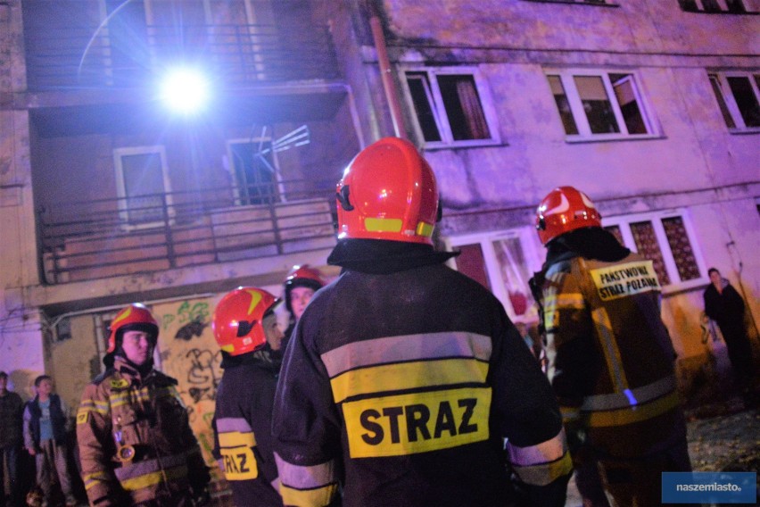 Pożar na Zazamczu we Włocławku. 2 osoby trafiły do szpitala [zdjęcia]