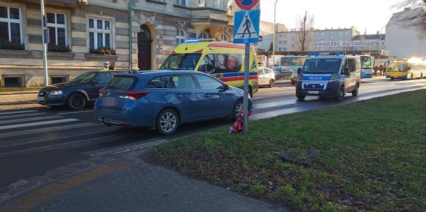 Potrącenie na pasach na ulicy Kołłątaja w Słupsku. 80-letnią kobietę zabrano do szpitala