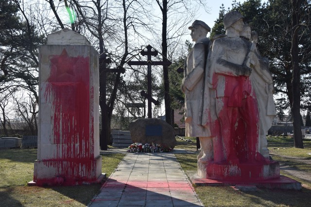 Oba pomniki zostały zdewastowane w środę, 23 marca. Sprawcy w biały dzień weszli na teren cmentarza i nie bacząc na kamery monitoringu oblali je czerwoną farbą. Więcej na kolejnych zdjęciach.