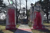 Wandale zniszczyli pomniki stojące na cmentarzu żołnierzy radzieckich w Radomiu. Policja szuka sprawców. Zobaczcie zdjęcia