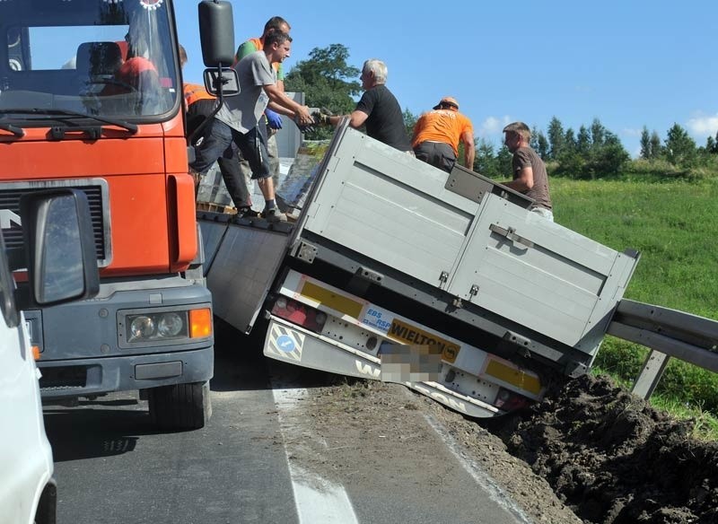 TIR zablokowal krajową 28...