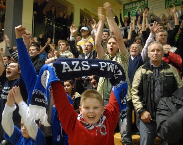 Hura! Spontaniczną radość gorzowskich kibiców wywołało drugie zwycięstwo naszych dziewczyn z wielką "Białą Gwiazdą&#8221;.