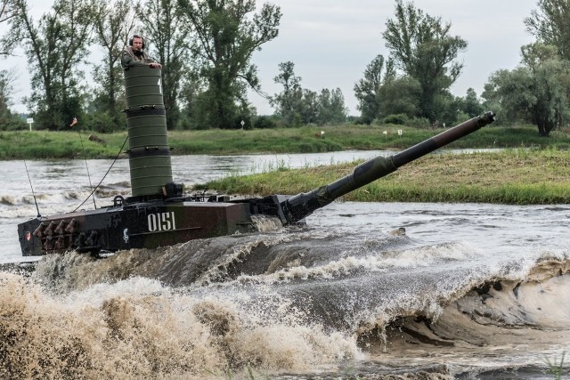 Ważąca ponad 50 ton maszyna pokonuje rzekę przejeżdżając po jej dnie, a jeśli głębokość wody przekracza wysokość pojazdu, wykorzystywane jest dodatkowe rozwiązanie, w postaci specjalnie skonstruowanej wieży, zamieszczonej na włazie dowódcy. 