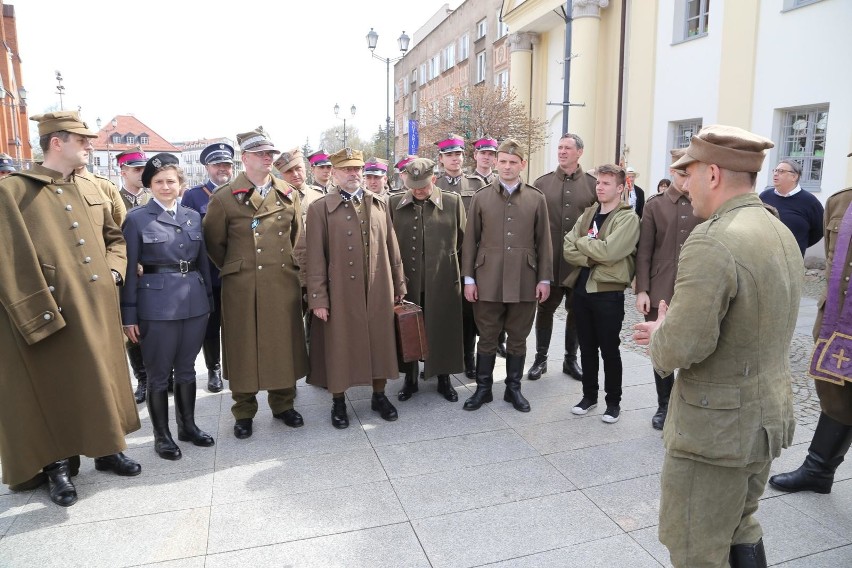 Celem marszu jest upamiętnienie oficerów Wojska Polskiego,...