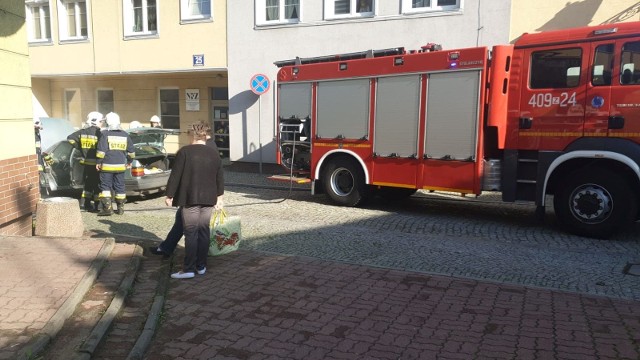 W środę przy ulicy Koszalińskiej w Karlinie doszło do pożaru samochodu osobowego.Zobacz także Szczecinek: Pożar w firmie OPAK