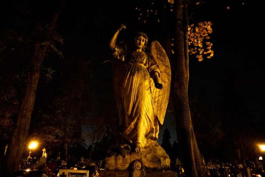 Wieczorny spacer wśród ciepła zniczy na cmentarzu przy ulicy Lipowej. Zobacz zdjęcia 
