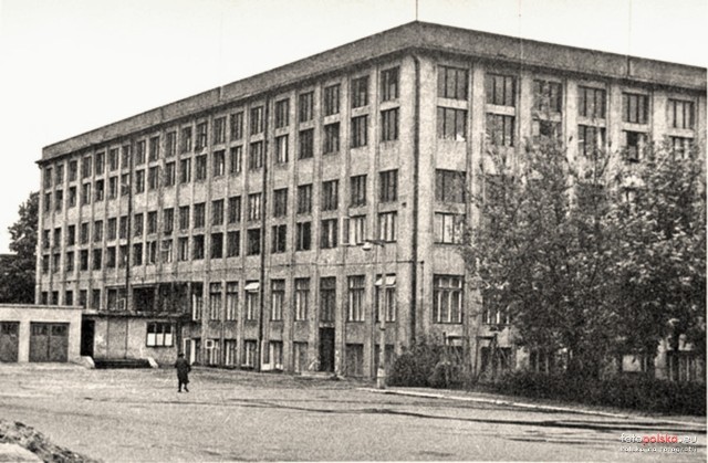 Zdjęcie budynku Fabryki Broni w Radomiu w latach 1970 - 1990 ulica 1905 Roku.