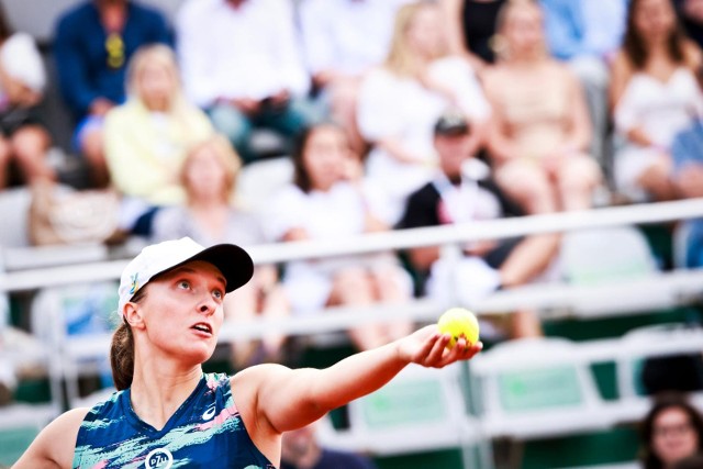 Już dziś w nocy rusza Australian Open 2023. Tytułu z zeszłego roku broni liderka światowego rankingu Iga Świątek. Wśród bukmacherów Polka jest zdecydowanym faworytem, ale peleton za nią jest gotowy na sprawienie niespodzianki. Na kogo warto postawić? Kliknij "Zobacz galerię" i sprawdź sam!