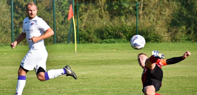 V liga piłkarska, Wadowice: LKS Rajsko - Hejnał Kęty 1:0. Na zdjęciu; Bartłomiej Mika (z prawej) strzelec gola dla Rajska