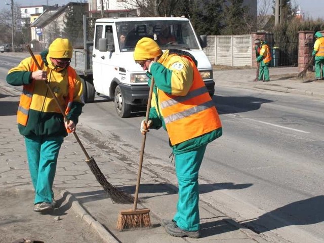 Na ulicy Batalionów Chłopskich pracownicy Rejonowego Przedsiębiorstwa Zieleni już usunęli piach z chodników. 