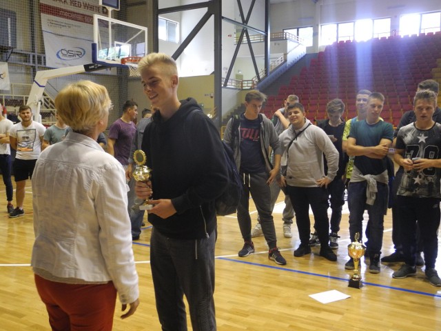 Puchar otrzymała też najmłodsza drużyna, która przyjechała z Łobza.