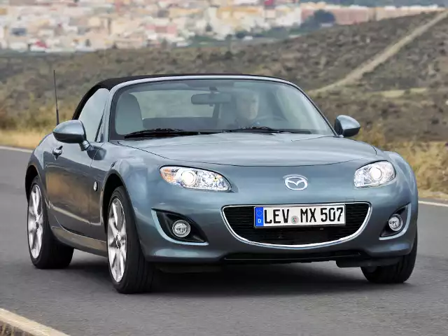 Produkowana od 1989 roku Mazda MX-5 to najpopularniejszy roadster na świecie. Trzy lata temu liczba wyprodukowanych egzemplarzy przekroczyła okrągły milion. W Motofaktach bierzemy pod lupę poprzednią generację MX-5 oznaczoną fabrycznym kodem NC i sprawdzamy, które jej wersje są warte uwagi na rynku wtórnym. Fot. Mazda