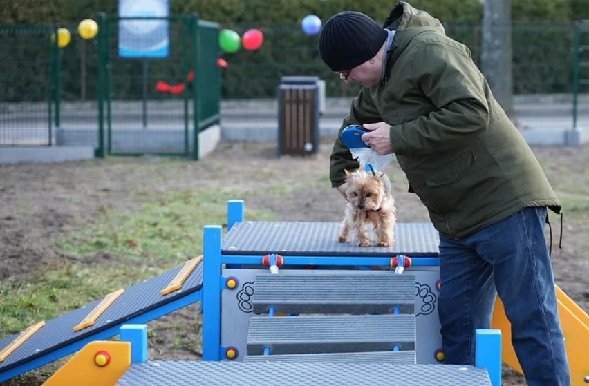 Publiczny plac zabaw dla psów został otwarty w Kozienicach. To pierwszy taki obiekt w powiecie kozienickim. Zobaczcie zdjęcia