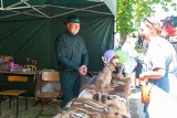 Piknik Rodzinny przy Szkole Podstawowej w Chmielowie. Występy młodych artystów, zabawy, kiermasz i pieczone kiełbaski. Zobaczcie zdjęcia