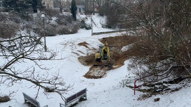 W Parku Solidarności w Radomsku trwają prace związane z odbudową oczka wodnego