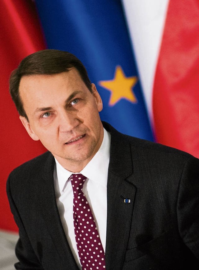 Na miesiące (lata?) Radek Sikorski musi poskromić swoje ambicje