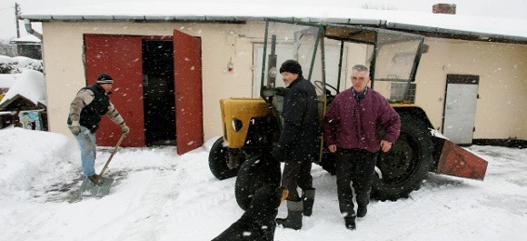 Jan Żołnierowicz (z prawej) gospodaruje na wyspie od czasu, gdy do Szczecina przyjechali po wojnie pierwsi Polacy. Dziś każdego dnia budzi się z obawą, że przyjdą urzędnicy i każą mu się wynosić z gospodarstwa (w środku Andrzej Kropopek, odgarnia śnieg Andrzej Żołnierowicz).