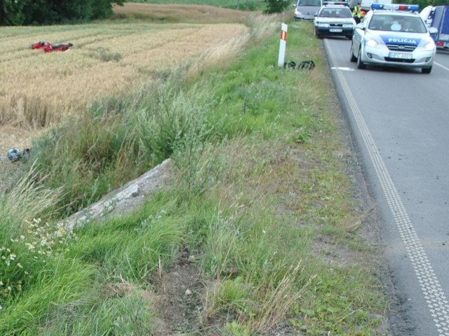 Kierowca hondy spadł z motocykla, który pojechał w pole jeszcze kilkanaście metrów
