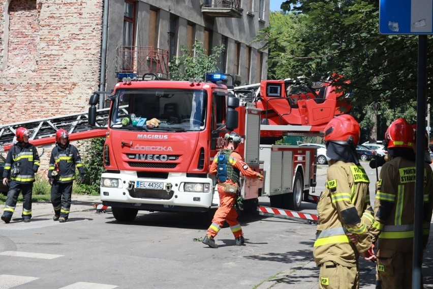 Zawaliła się kamienica w Łodzi! Trwa akcja strażaków i zabezpieczanie miejsca katastrofy! W kamienicy mogli być ludzie! ZDJĘCIA 